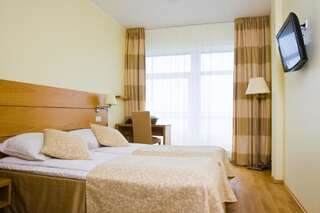 Отель Spa Hotel Laine Хаапсалу Улучшенный двухместный номер с 1 кроватью или 2 отдельными кроватями и посещением спа-салона-1